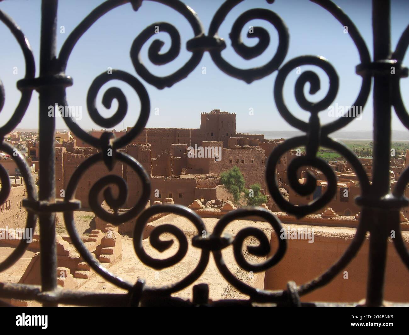 Ouarzazate visto attraverso una finestra con grata di design arabo Foto Stock