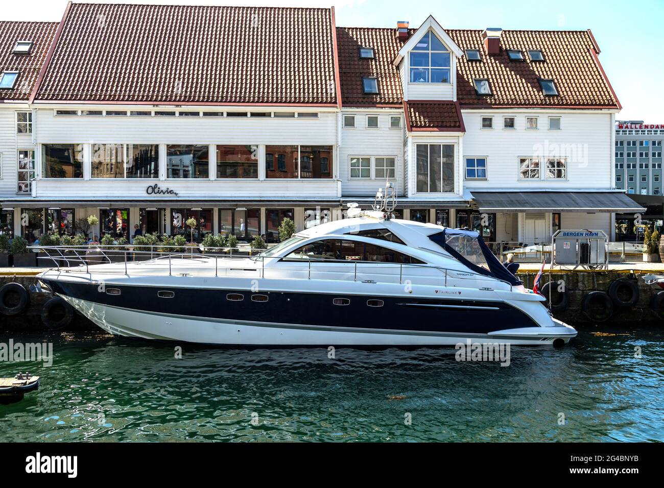 Imbarcazioni da diporto, una Fairline Targa 52 a Zachariasbryggen molo nel porto di Bergen, Norvegia Foto Stock