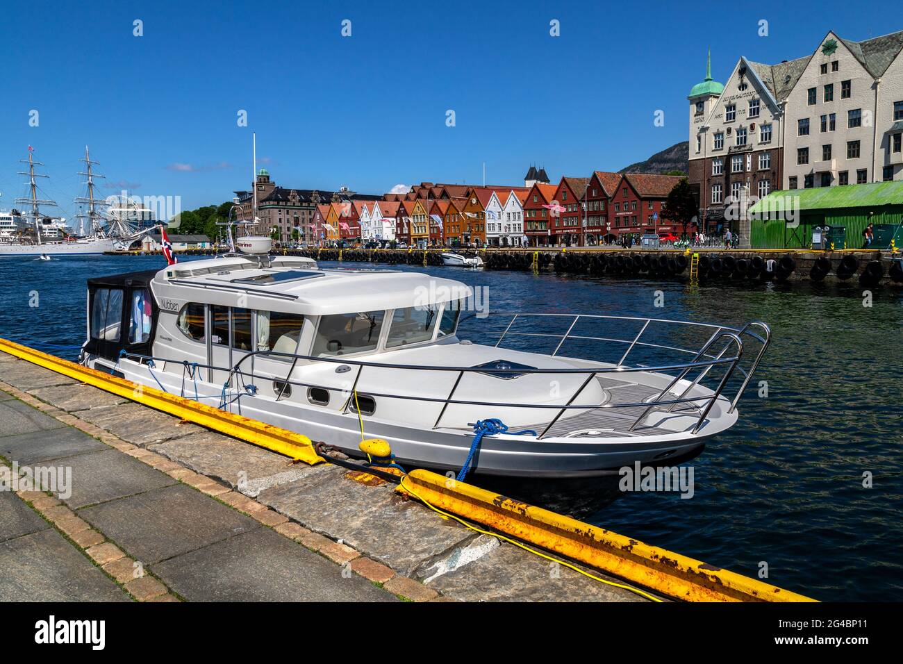 Imbarcazioni da diporto, e la barca da lavoro Nubben al molo Zachariasbryggen nel porto di Bergen, Norvegia Foto Stock