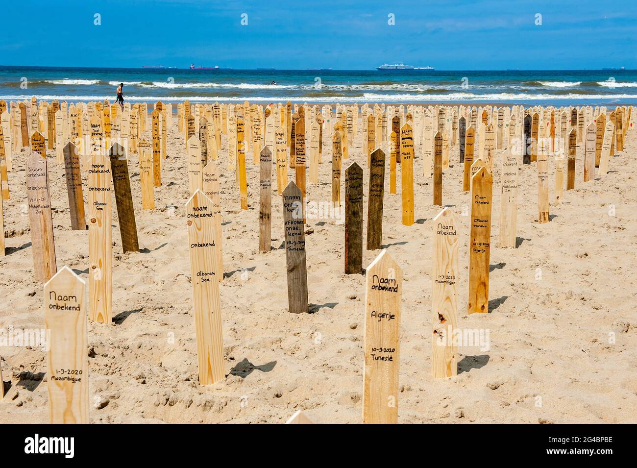 L'Aia, Paesi Bassi. 20 Giugno 2021. Cartelli in legno con i nomi delle vittime visti durante il memoriale. Il giorno della ‘Giornata Mondiale dei rifugiati', le persone di tutta Europa commemorano le 44,000 vittime morte ai confini europei negli ultimi anni. Sulla spiaggia di Scheveningen, vicino al mare è stato collocato un monumento commemorativo a comparsa per pagare l'ultimo rispetto alle vittime. Il monumento commemorativo consisteva di 44,000 cartelli commemorativi che si stessero dalla sabbia sulla spiaggia con i nomi delle vittime scritti su di loro. (Foto di Ana Fernandez/SOPA Images/Sipa USA) Credit: Sipa USA/Alamy Live News Foto Stock