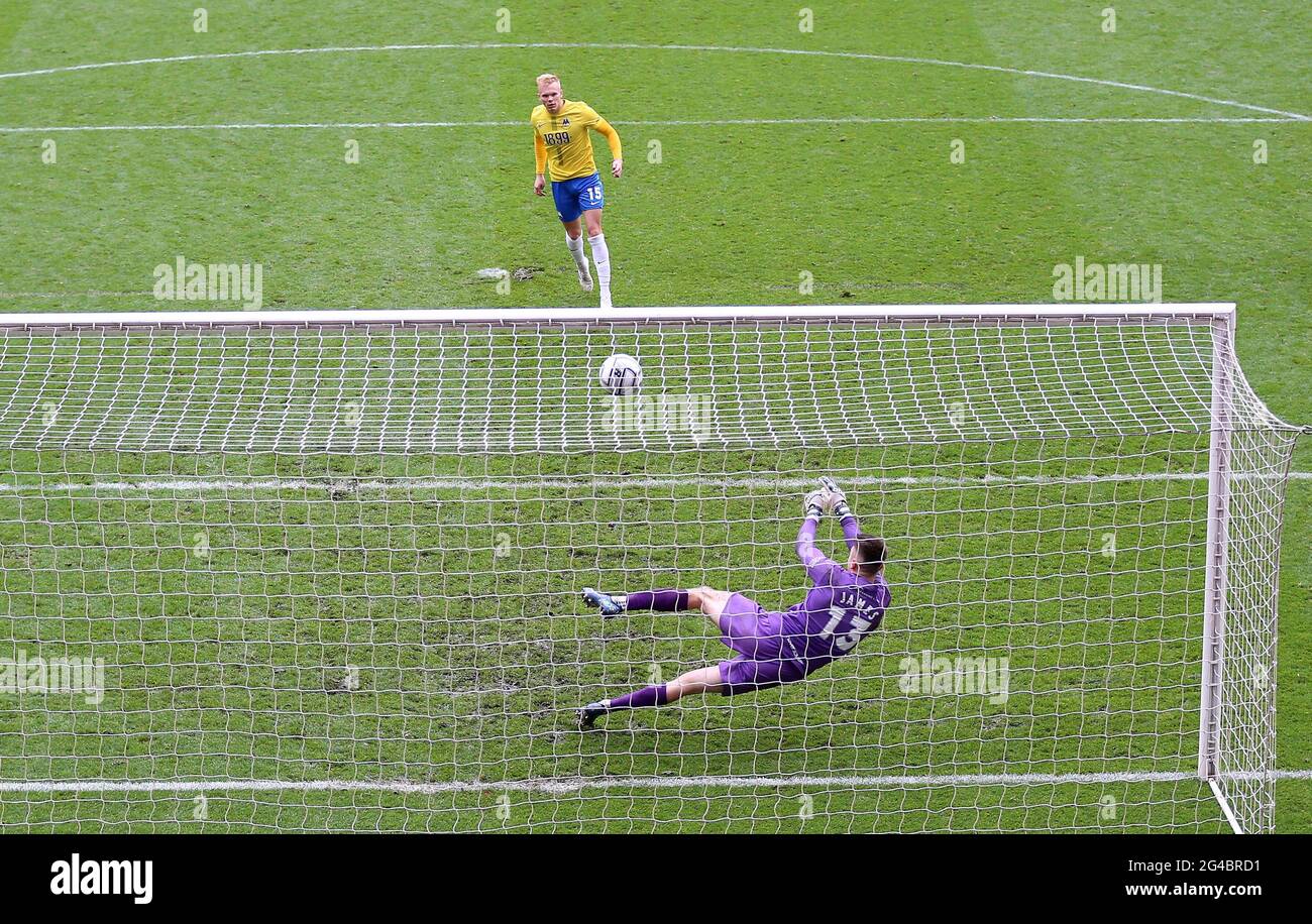 Matt Buse di Torquay United vede la sua pena salvata dal portiere della Hartlepool United Bradley James per terminare lo sparatutto durante la finale di gioco della Vanarama National League ad Ashton Gate, Bristol. Foto Stock