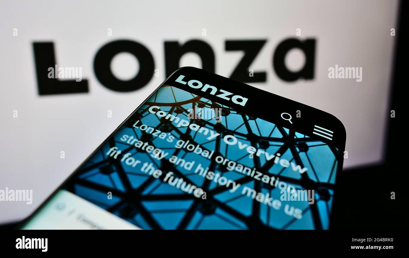 Telefono cellulare con sito web della società chimica svizzera Lonza Group AG sullo schermo davanti al logo aziendale. Mettere a fuoco in alto a sinistra del display del telefono. Foto Stock Telefono cellulare con sito web della società chimica svizzera Lonza Group AG sullo schermo davanti al logo aziendale. Mettere a fuoco in alto a sinistra del display del telefono. Foto Stock