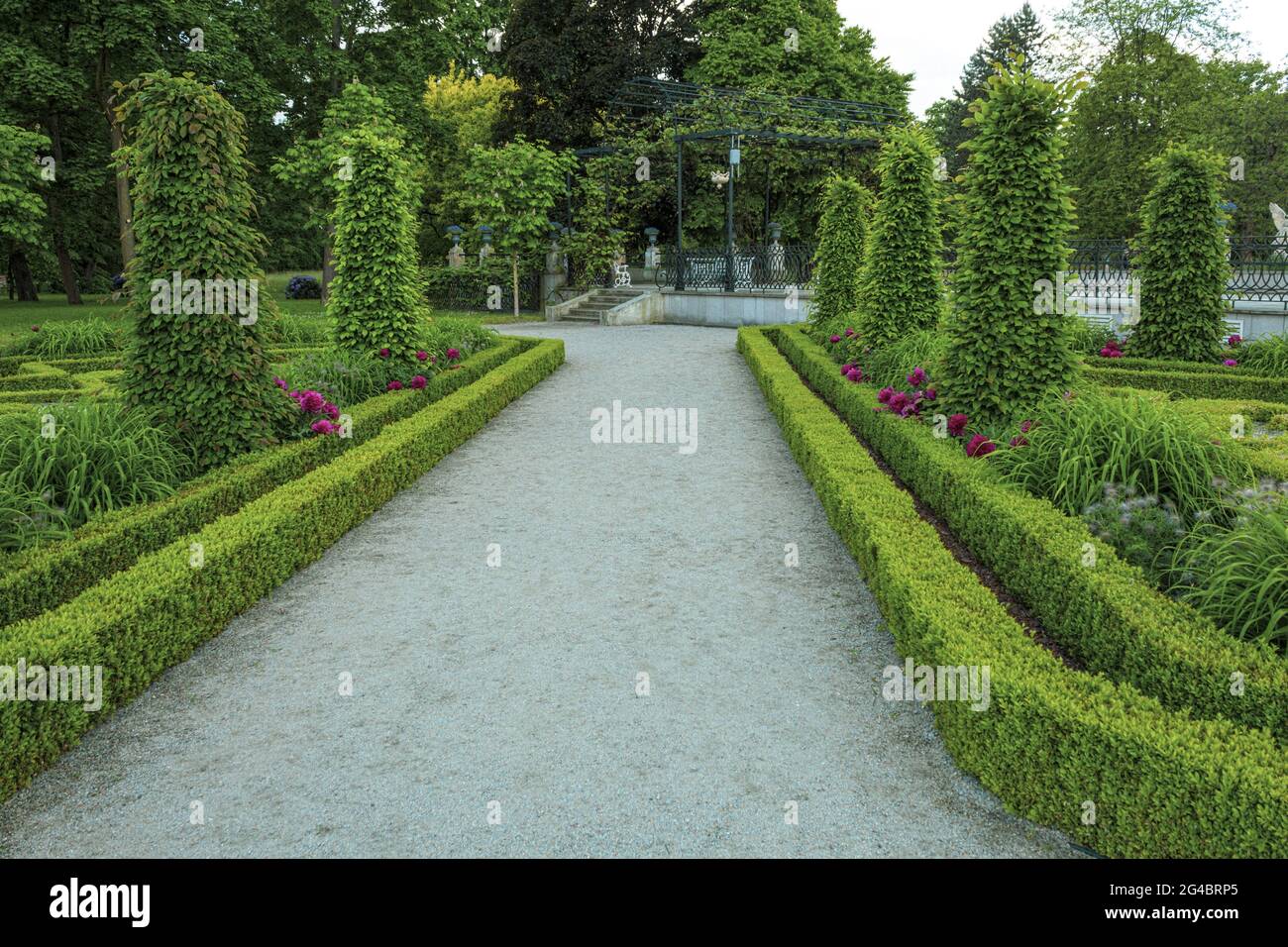 Splendidi e curati giardini al castello reale. Antico castello e parco reale vicino al castello Foto Stock