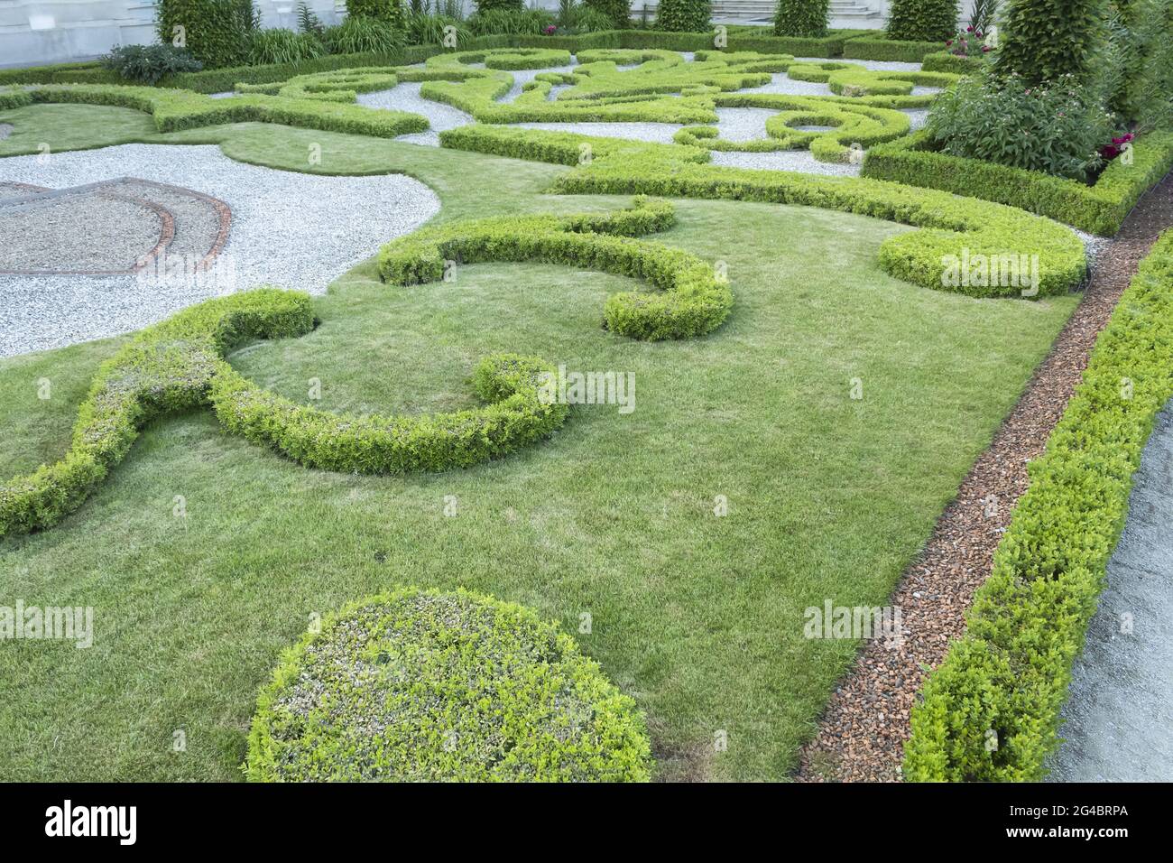 Splendidi e curati giardini al castello reale. Antico castello e parco reale vicino al castello Foto Stock
