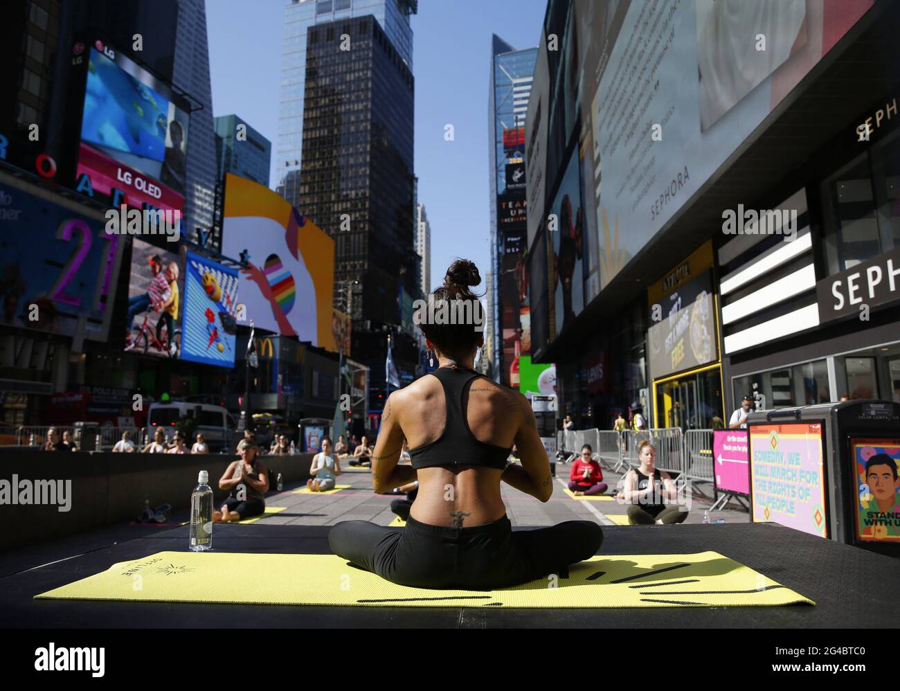 New York, Stati Uniti. 20 Giugno 2021. Yogis torna a Times Square per partecipare a Solstice in Times Square: Mind Over Madness Yoga, un evento annuale di yoga all'aperto tutto il giorno, a New York City domenica 20 giugno 2021. Foto di John Angelillo/UPI Credit: UPI/Alamy Live News Foto Stock