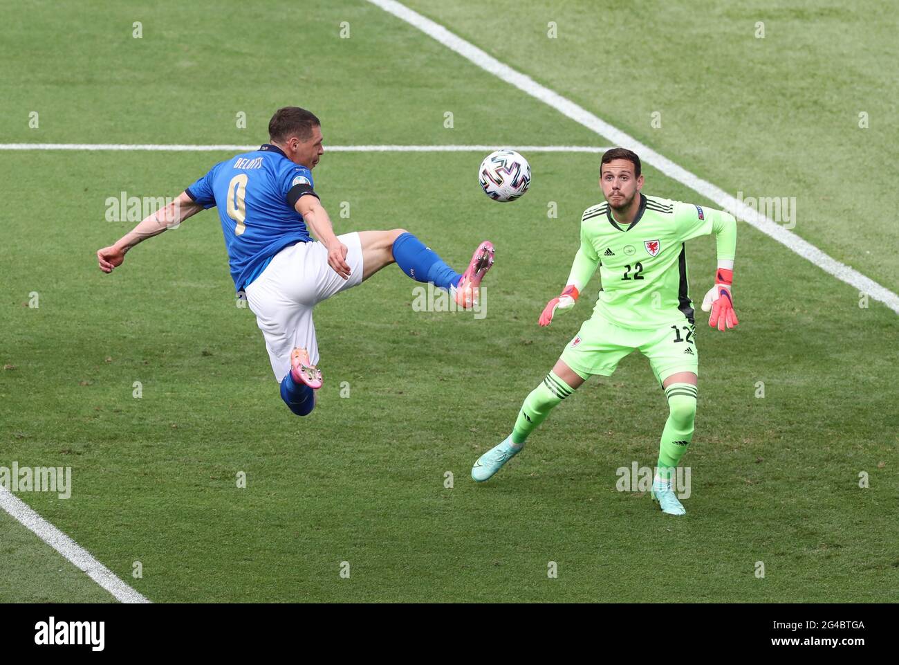 Roma, Italia, 20 giugno 2021. Andrea Belotti d'Italia non riesce a connettersi con la palla davanti a Danny Ward del Galles durante la partita dei Campionati europei UEFA allo Stadio Olimpico di Roma. L'immagine di credito dovrebbe essere: Jonathan Moscop / Sportimage Foto Stock