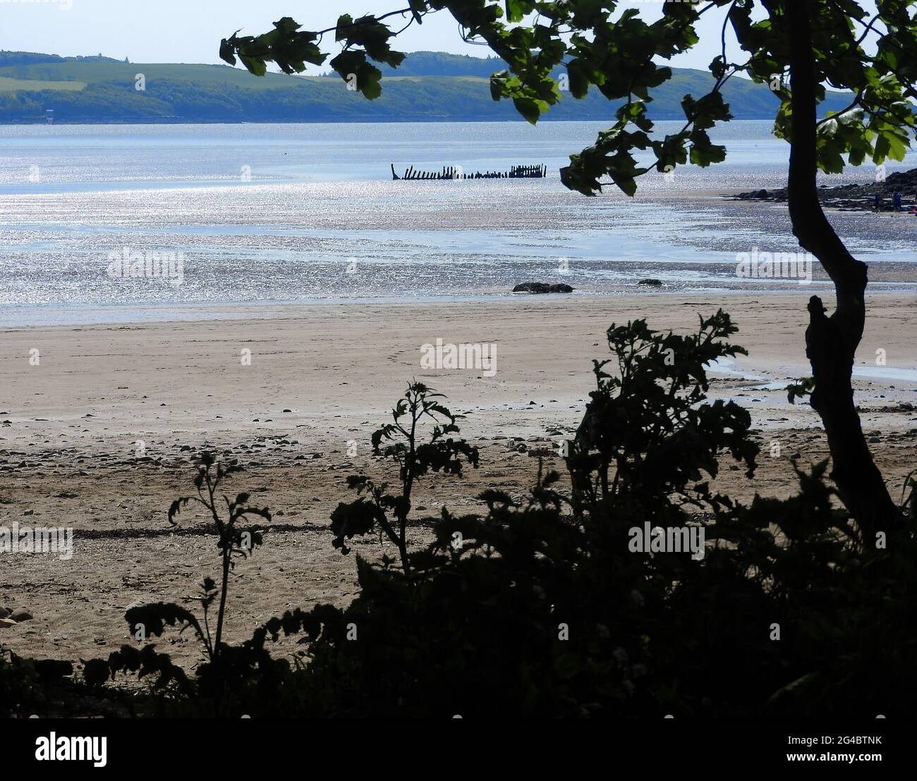 DhON Bay aka Goat Well Bay , vicino a Kirkcudbright, Dumfries & Galloway, Scozia , che mostra il relitto del Monreith dalla vicina Wigtown, che era stato costruito a Port William nel 1880. Il 12 novembre 1900 è stata in viaggio da Newcastle (Irlanda) a Silloth con pietre di cordolo di granito. Durante una tempesta tentò di rifugiarsi alla foce di Kirkcudbright Bay, ma fallì. Tutti a bordo sono riusciti a sbarcare in modo sicuro. -(Foto scattata a giugno 2021) Foto Stock