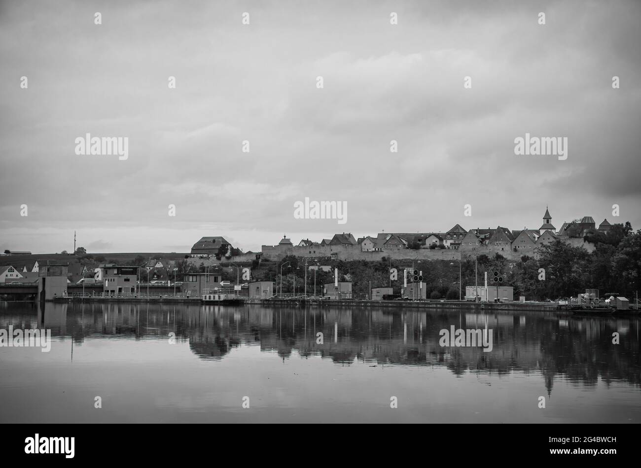 Lauffen am Neckar, Baden-Württemberg, Germania: Diga e serratura nel fiume Neckar con la sagoma della città medievale muro sul retro. Foto Stock