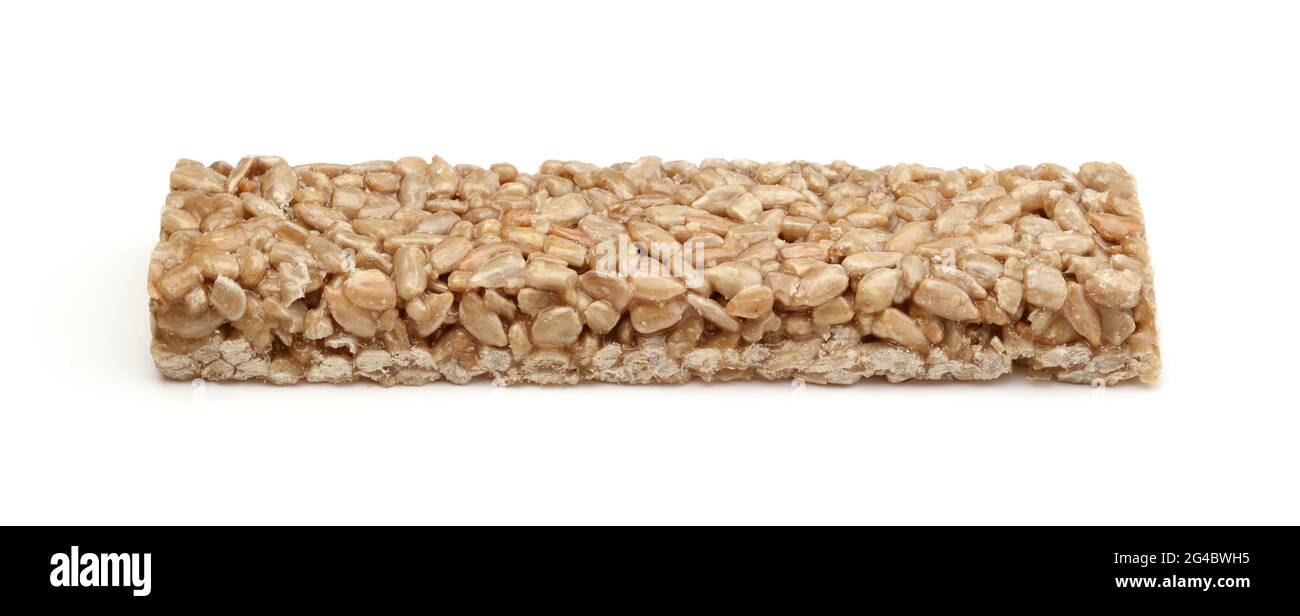 Barra di semi di girasole rivestita di zucchero isolata su bianco. Foto Stock