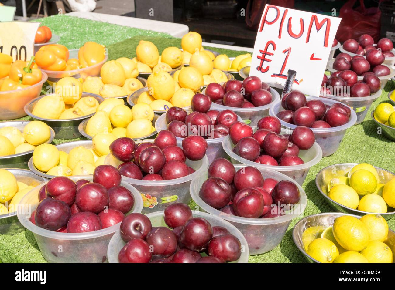 Ciotole di prugne per £1 libbra per la vendita al mercato agricolo delle pulci, Londra, greenwich, Regno Unito Foto Stock