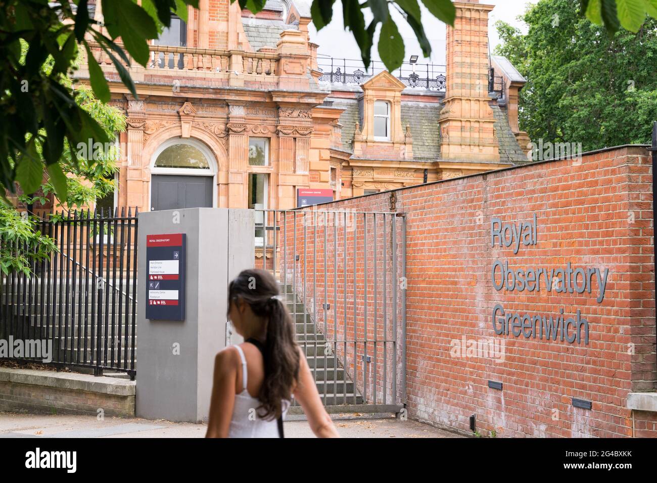 I gradini conducono all'ingresso all'osservatorio reale di Greenwich Foto Stock