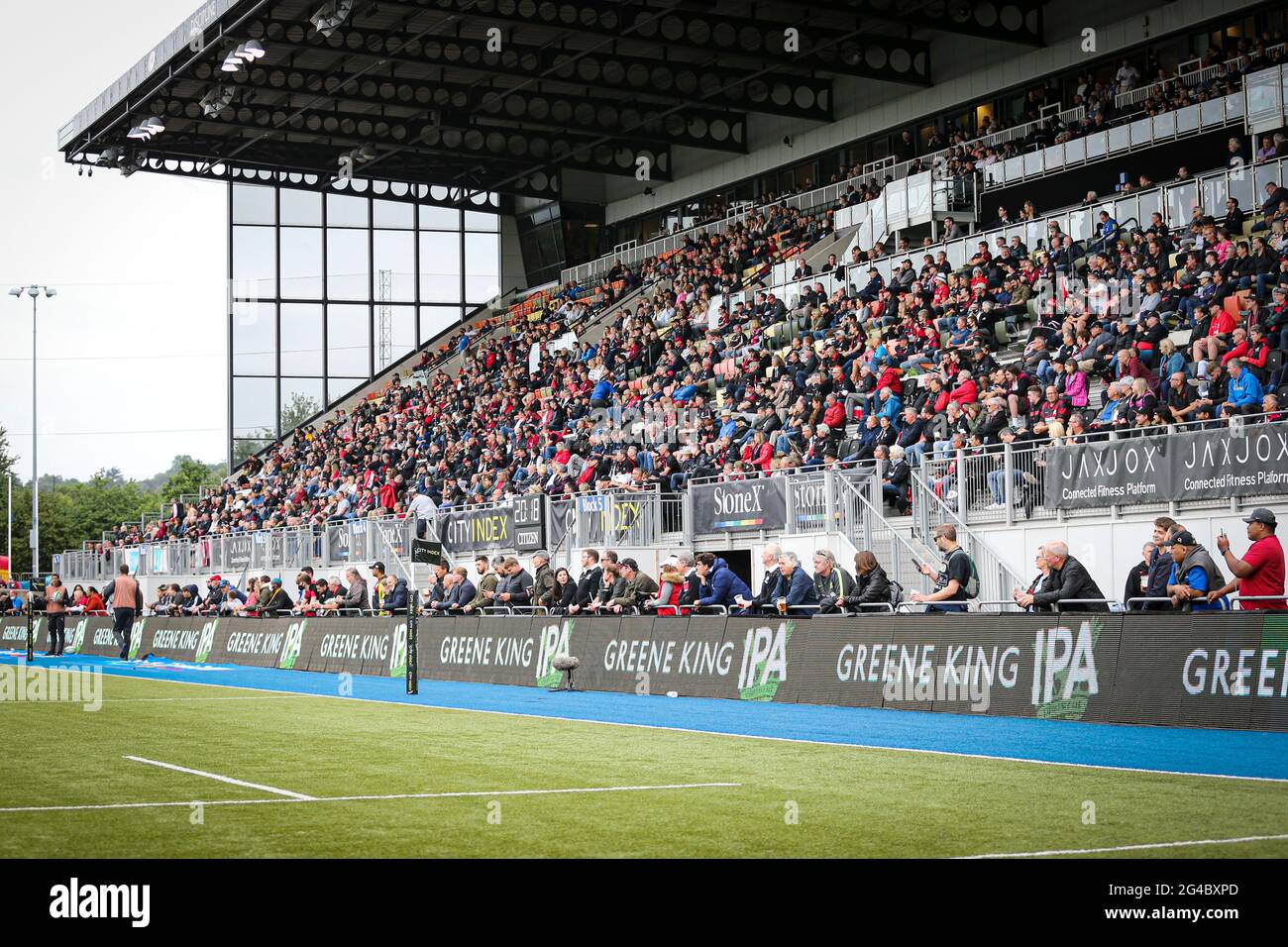 LONDRA, REGNO UNITO. IL 20 GIUGNO si vede una folla di persone nello stand durante il Greene King IPA Championship match tra Saracens e Ealing Trailfinders ad Allianz Park, Londra, domenica 20 giugno 2021. (Credit: Tom West | MI News) Credit: MI News & Sport /Alamy Live News Foto Stock