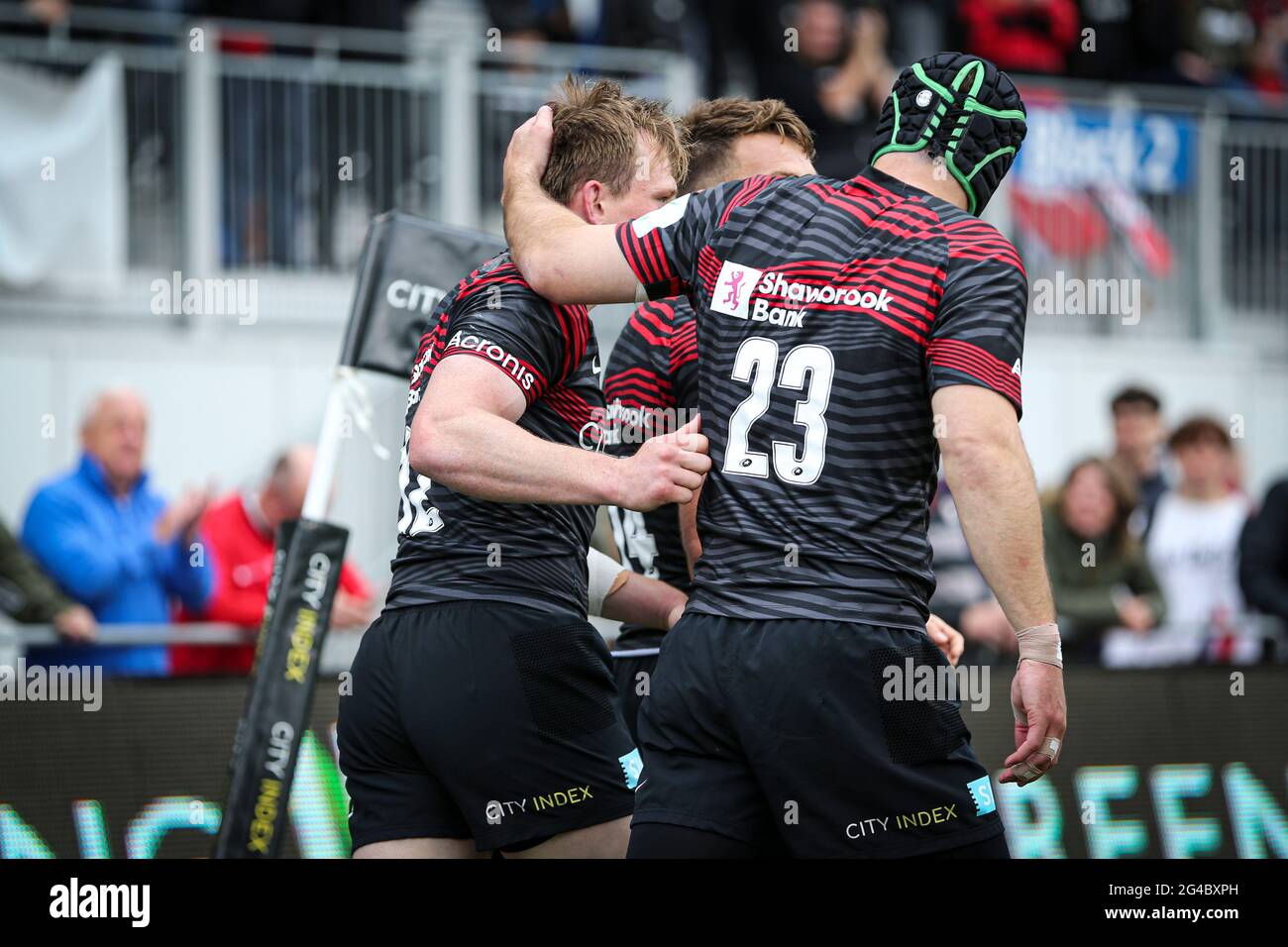 LONDRA, REGNO UNITO. IL 20 GIUGNO Nick Tompkins celebra la sua prova con i compagni di squadra durante la partita del Greene King IPA Championship tra Saracens e Ealing Trailfinders all'Allianz Park di Londra domenica 20 giugno 2021. (Credit: Tom West | MI News) Credit: MI News & Sport /Alamy Live News Foto Stock