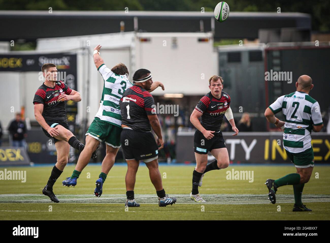 LONDRA, REGNO UNITO. 20 GIUGNO Owen Farrell di Saracens prende un calcio di lancio durante il Greene King IPA Championship match tra Saracens e Ealing Trailfinders ad Allianz Park, Londra, domenica 20 giugno 2021. (Credit: Tom West | MI News) Credit: MI News & Sport /Alamy Live News Foto Stock