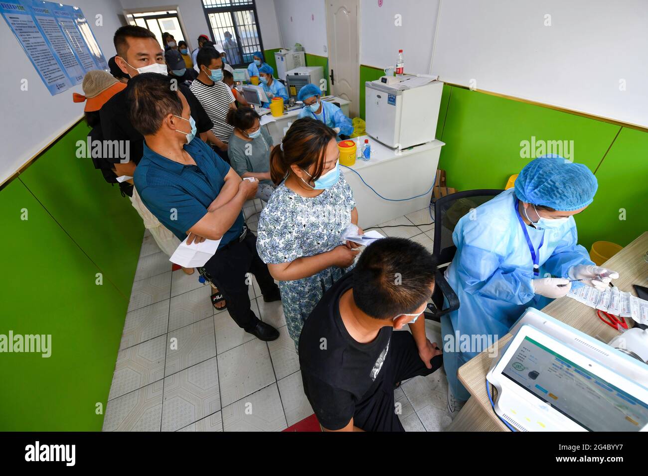 Fuyang, Cina. 20 Giugno 2021. I residenti urbani attendono di essere vaccinati con dosi di vaccino Sinopharm COVID-19 presso una clinica di vaccinazione del centro di assistenza sanitaria della comunità Gulou. Nel giugno 20, 2021, secondo i dati comunicati dal Comitato nazionale per la salute e la salute della Cina, al 19 giugno 2021, 31 province (regioni autonome e comuni direttamente sotto il governo centrale) e il corpo di produzione e costruzione Xinjiang hanno riportato 1,010,489,000 dosi di vaccino COVID-19. (Foto di Sheldon Cooper/SOPA Images/Sipa USA) Credit: Sipa USA/Alamy Live News Foto Stock
