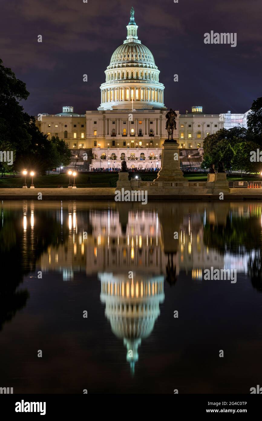 Il Campidoglio di notte - una vista verticale notturna del lato ovest del Campidoglio degli Stati Uniti, con un concerto estivo davanti, riflesso nella piscina riflettente, Stati Uniti. Foto Stock