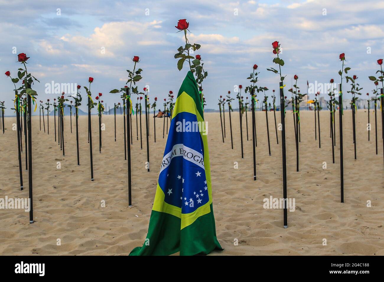 20 giugno 2021: BRASILE. RIO DE JANEIRO. 20 giugno 2021. La ONG Rio de Paz ha tenuto questa Domenica (20), sulla spiaggia di Copacabana, zona sud, una protesta dove ha messo 500 rose nella sabbia per protestare contro la pietra miliare raggiunto di 500,000 morti di covid-19 nel paese. Credit: Ellan Lustosa/ZUMA Wire/Alamy Live News Foto Stock
