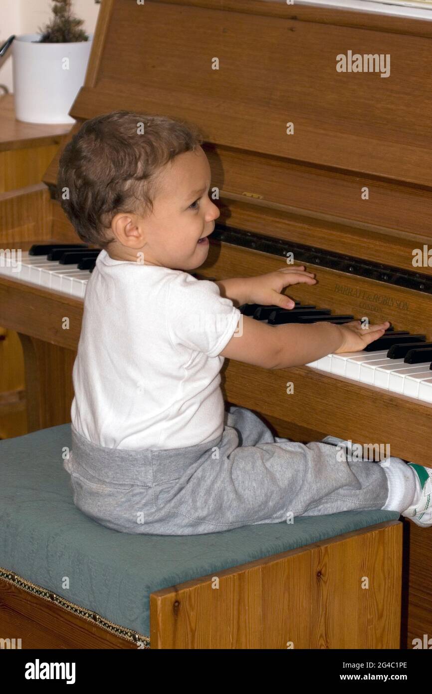 Musica che suona il pianoforte immagini e fotografie stock ad alta