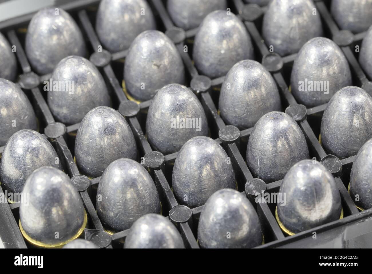 confezione di pallottole 9mm parabellum LRN (puntale rotondo al piombo) isolato su sfondo bianco Foto Stock