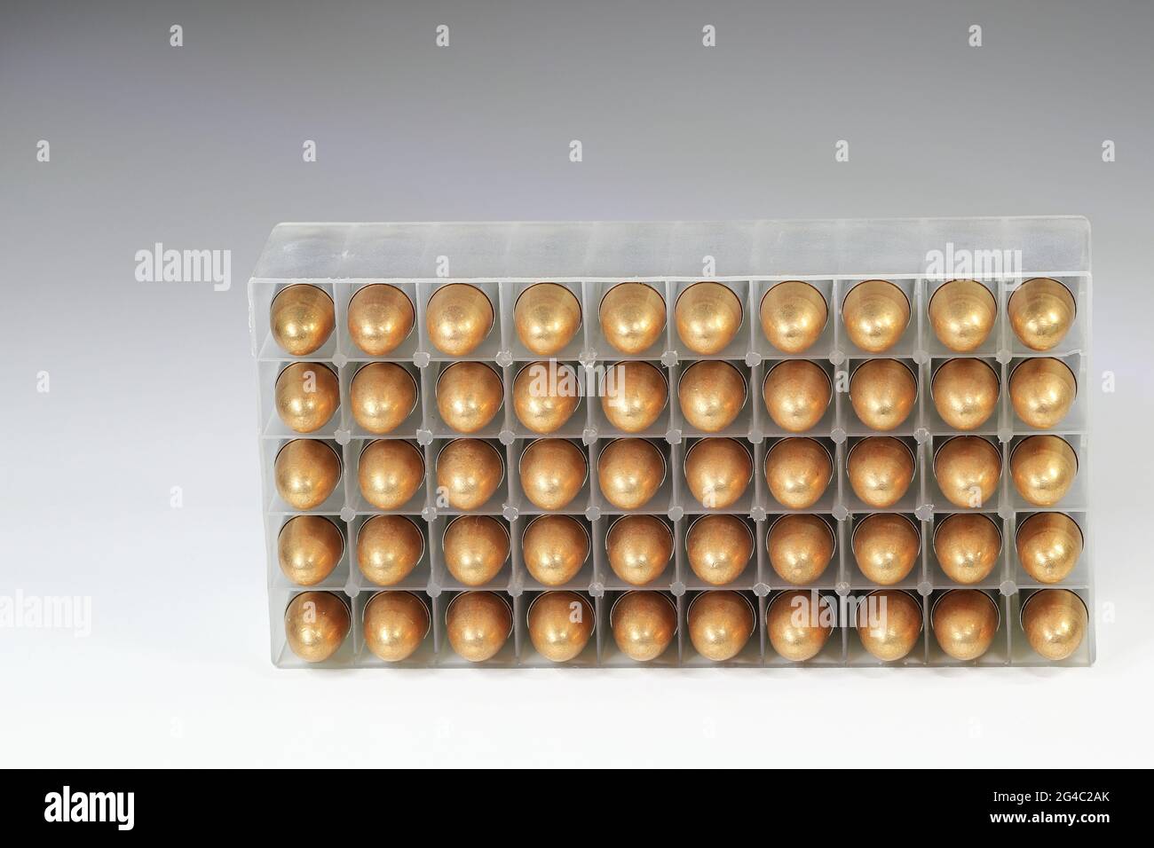 confezione di pallottole 9mm parabellum FMJ (rivestimento completamente in metallo) isolato su sfondo bianco Foto Stock