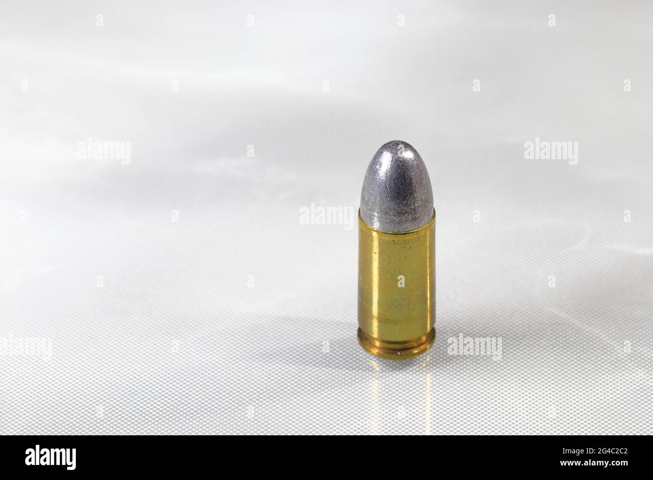 confezione di pallottole 9mm parabellum LRN (puntale rotondo al piombo) isolato su sfondo bianco Foto Stock