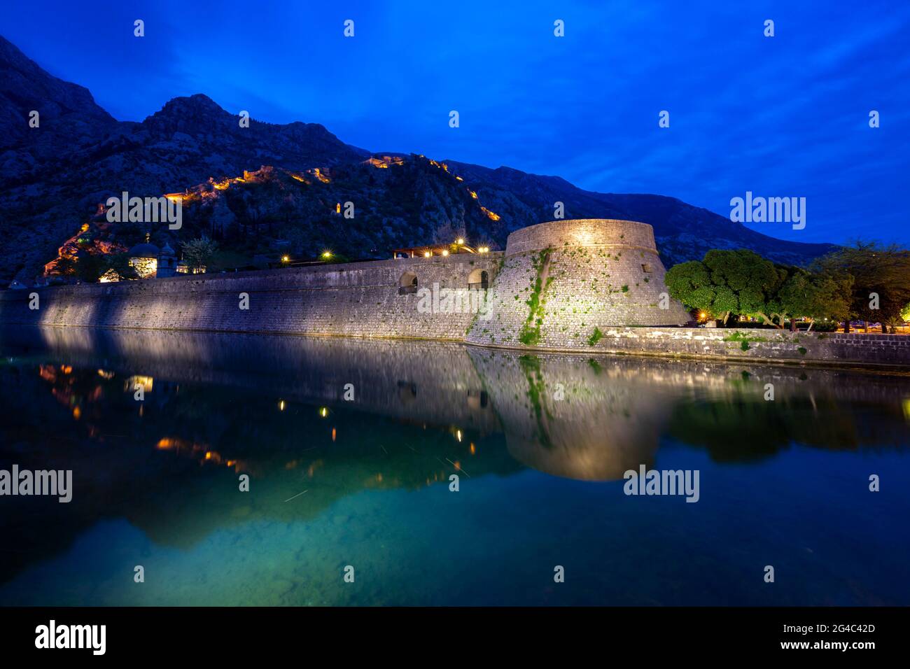 Mura della città vecchia di Cattaro in serata, Montenegro Foto Stock