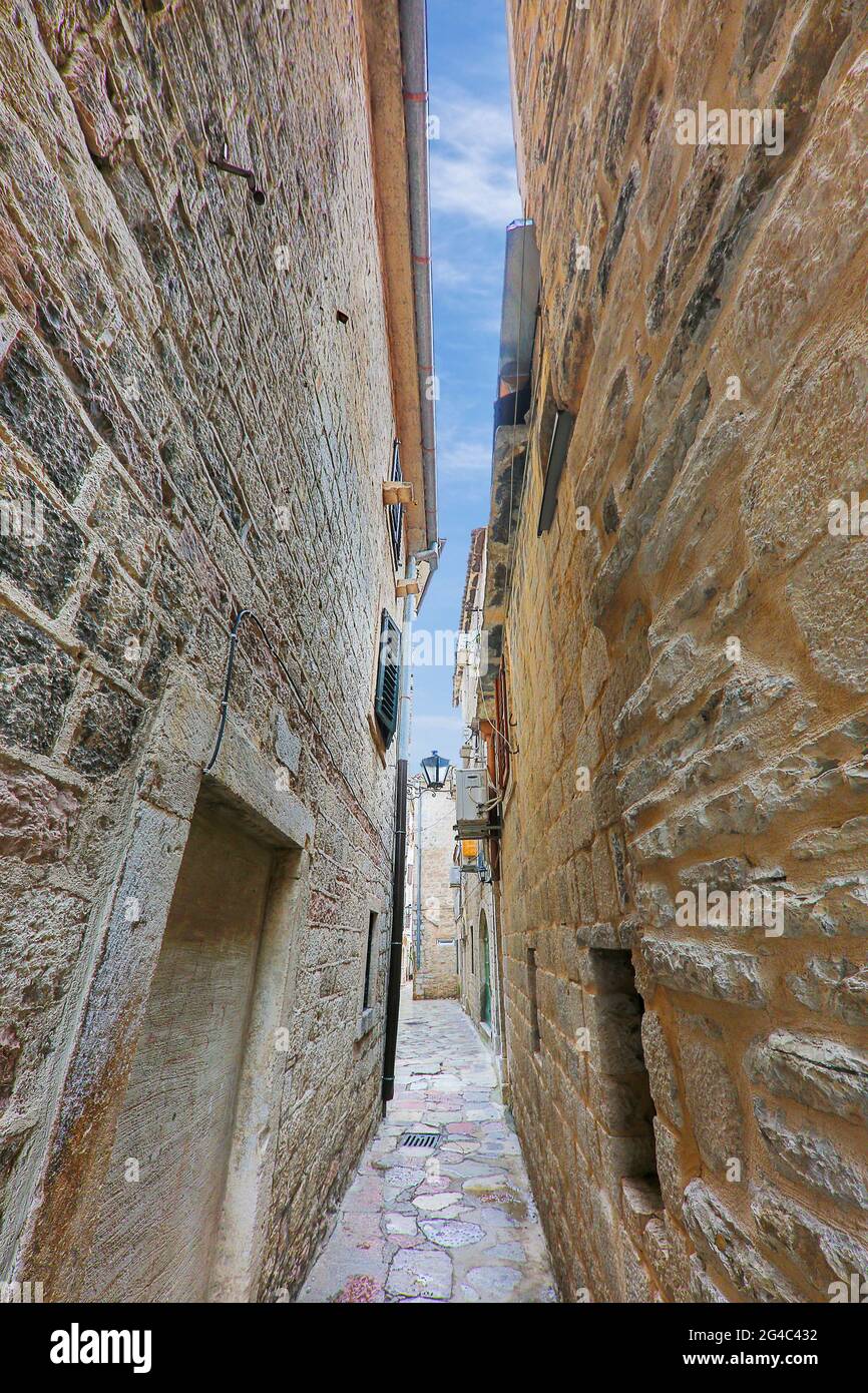 Strada stretta nel centro storico di Cattaro, Montenegro Foto Stock