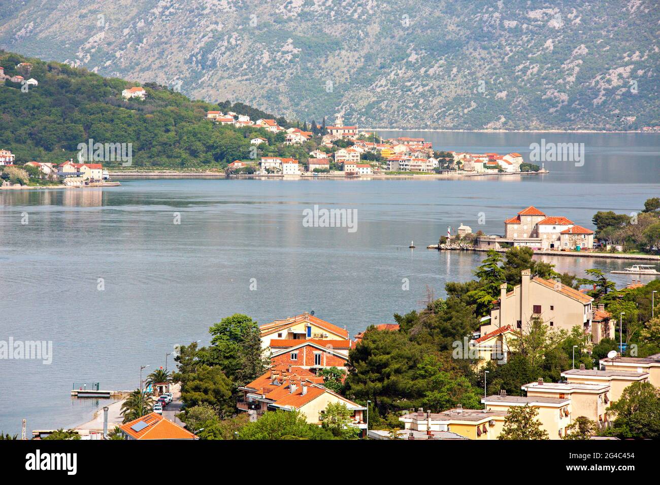 Case estive sulla costa della città di Cattaro nella baia di Cattaro, Montenegro Foto Stock