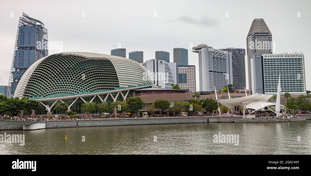 Vista dell'Esplanade - teatri sulla baia, Singapore con skyline della città da Marina Bay Foto Stock