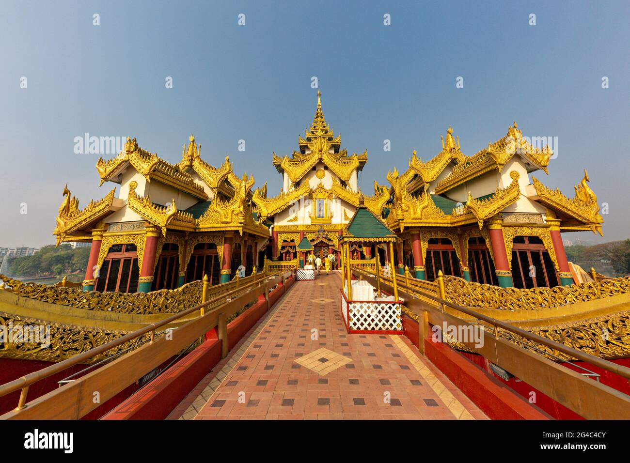Karaweik Palace di Kandawgyi Royal Lago, Yangon, Myanmar Foto Stock