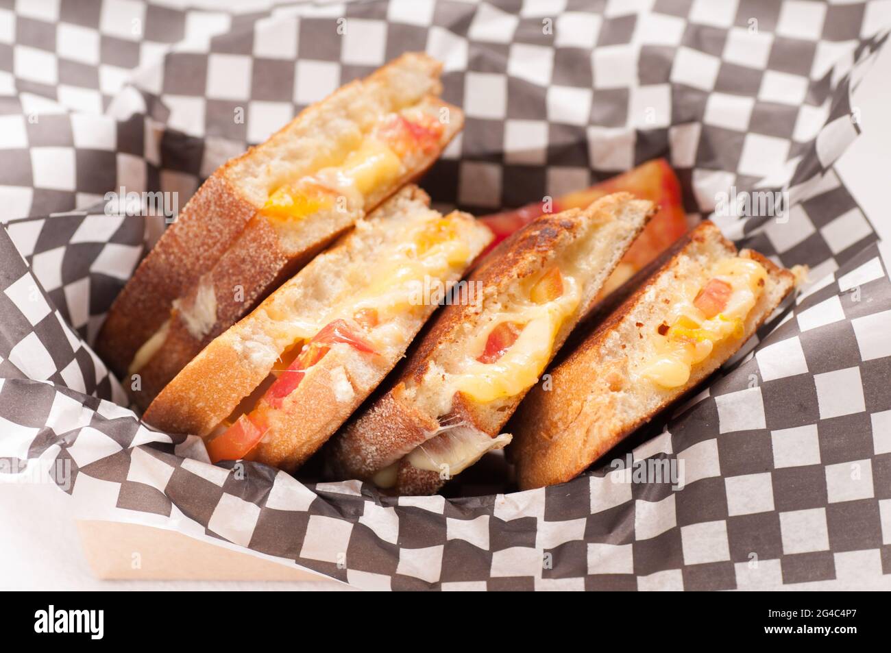 Un'alta angolazione di un panino di un camion alimentare di formaggio alla griglia e pomodoro al telaio Foto Stock