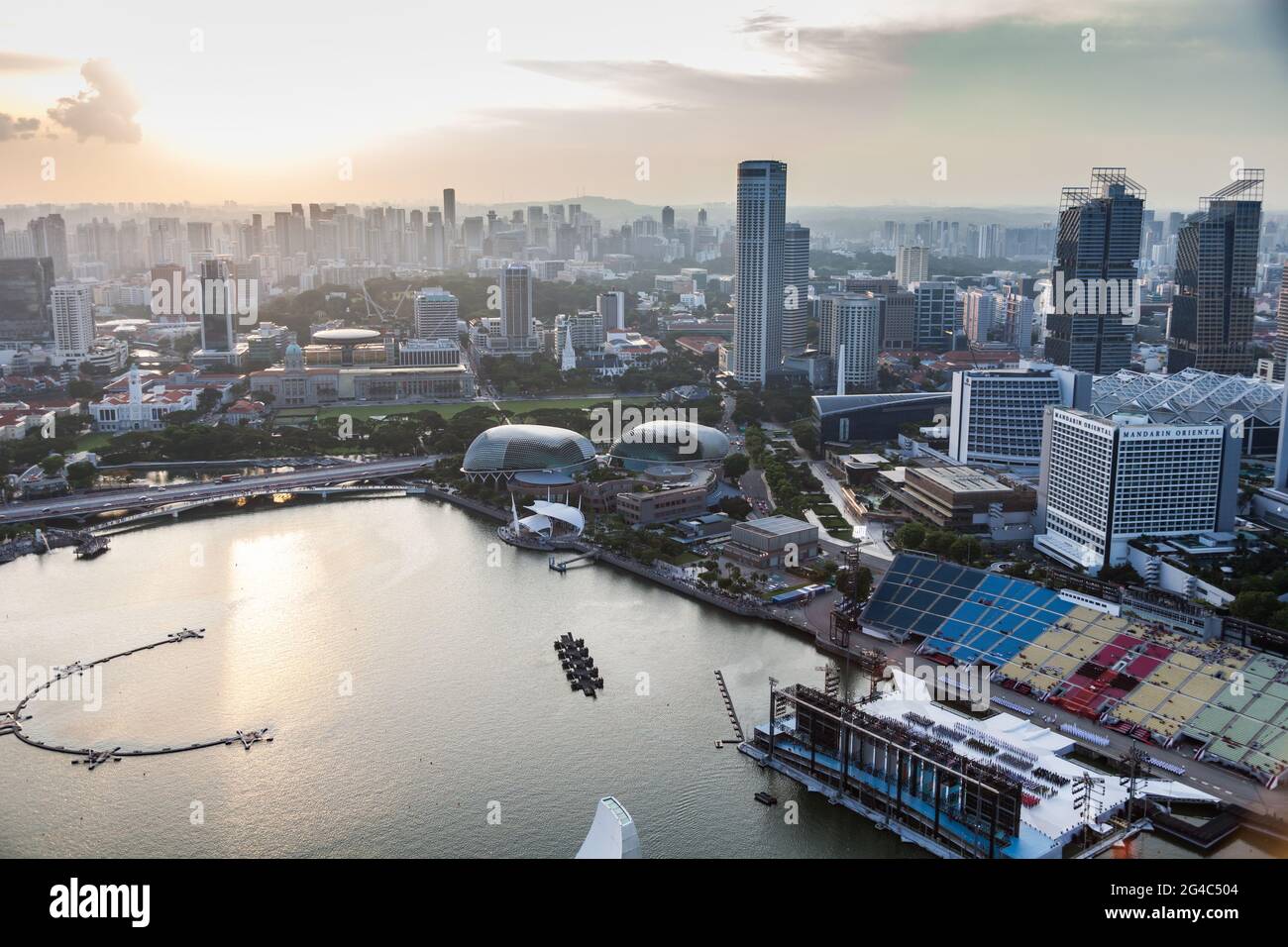 Vista del centro di Singapore e di Marina Bay all'ora elettrica mentre il sole comincia a tramontare Foto Stock