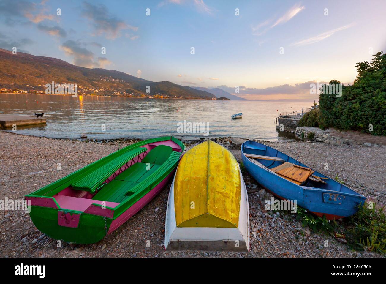 Barche colorate sulla riva del lago Ohrid a Ohrid, Macedonia del Nord Foto Stock
