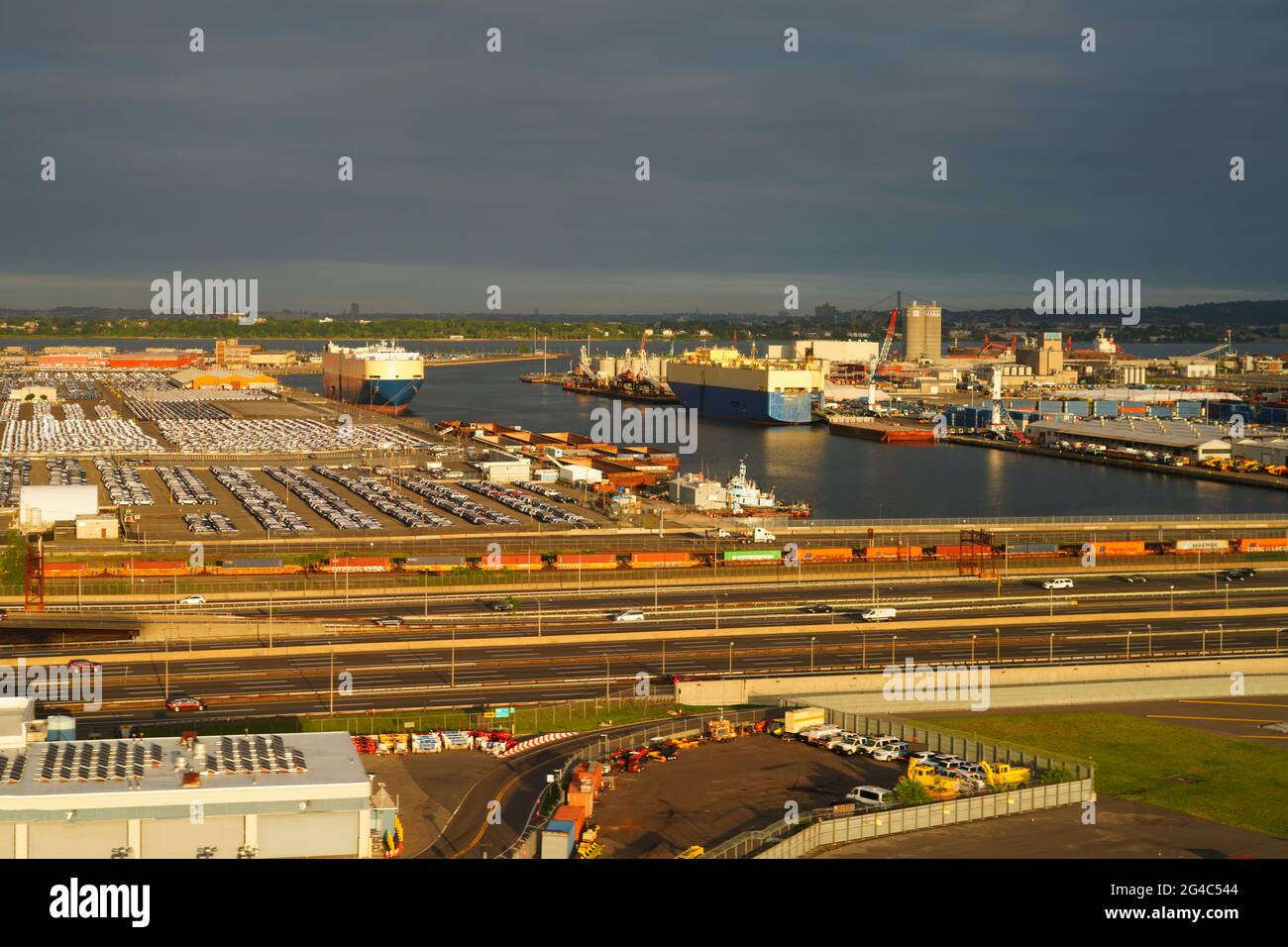 NEWARK, NJ -12 GIU 2021- Vista aerea delle navi roro roll-on/roll-off che trasportano automobili attraccate alla Port Newark Elizabeth nel New Jersey, United sta Foto Stock