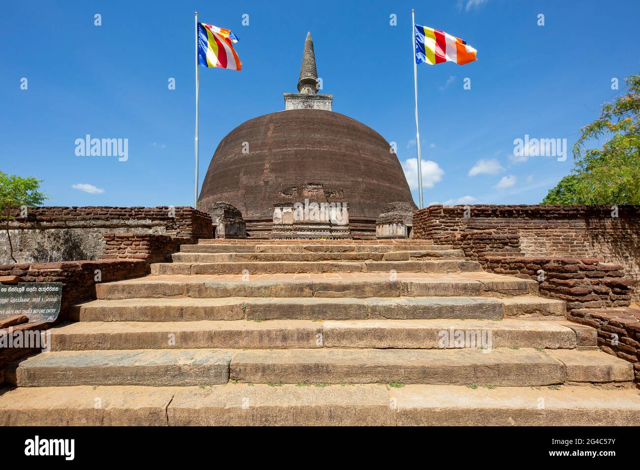 Dagoba storico nelle rovine della città vecchia di Polonnaruwa in Sri Lanka Foto Stock