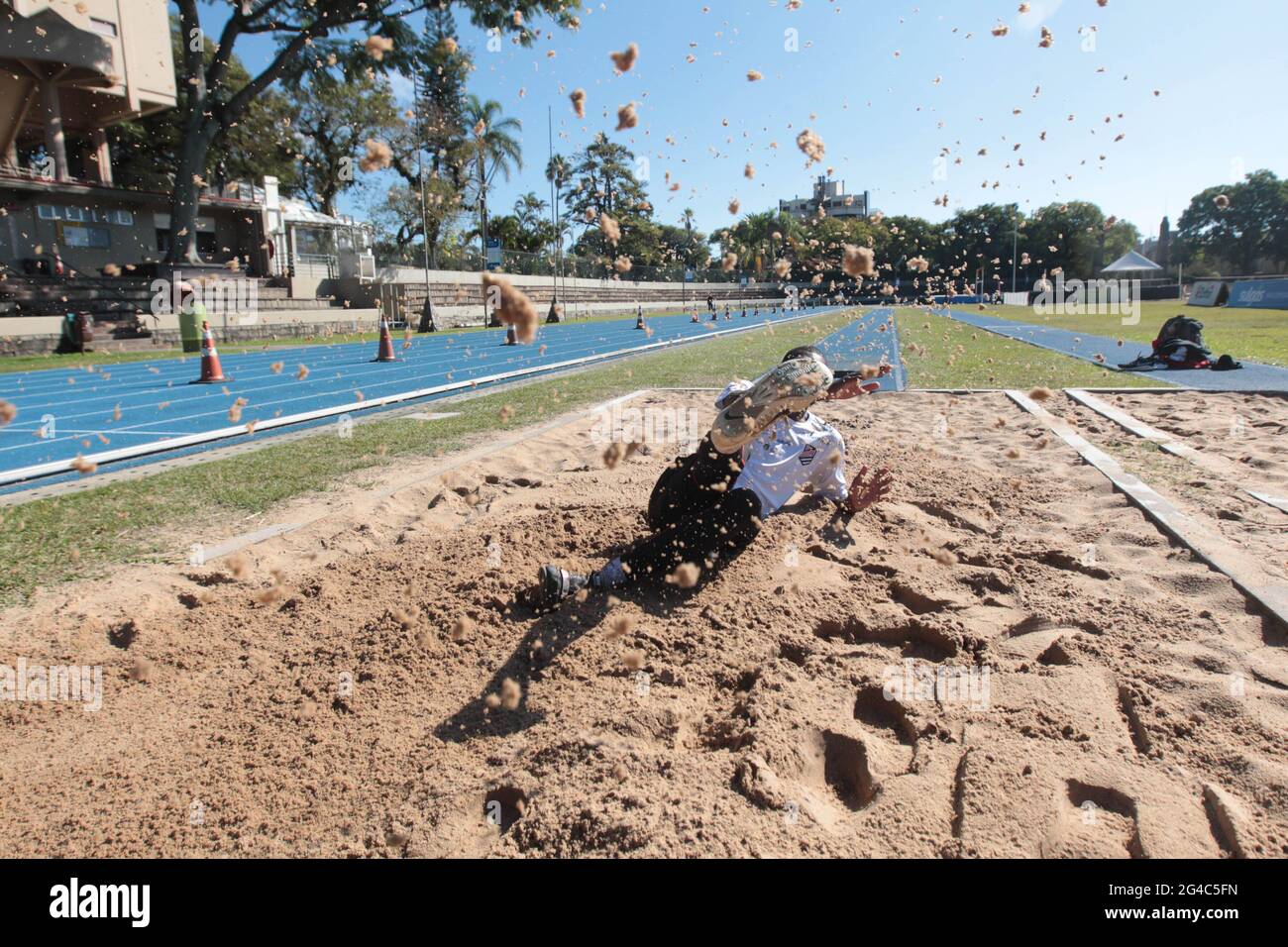 PORTO ALEGRE, RS - 07.05.2021: SAMORY UIKI OBTEM INDICE OLIMPICO - Gaucho Samory Uiki ottiene la valutazione olimpica in salto lungo Tweet it! L'atleta è stato il momento culminante della seconda tappa del Torneo Cidade de Bragança Paulista. Ha registrato 8.23m, superando di 1 cm il contrassegno minimo richiesto per andare alle Olimpiadi di Tokyo. Samory Uiki Bandeira Fraga (Sogipa) di Rio Grande do sul è stato il momento culminante della seconda tappa del Torneo Cidade de Bragança Paulista ? Capitale Nazionale dell'Atletica, che termina questa domenica (25.04), presso il Centro Nazionale per lo sviluppo dell'Atletica (CND). (Foto: Carlos Quadros/ Foto Stock