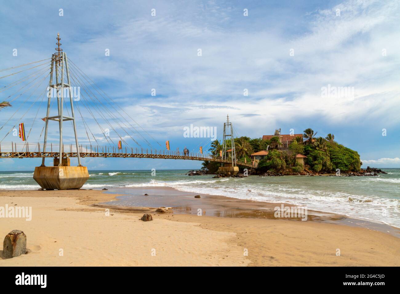 Tempio buddista sull'isola di Parey Dewa con il ponte per il tempio di Matara, Sri Lanka Foto Stock