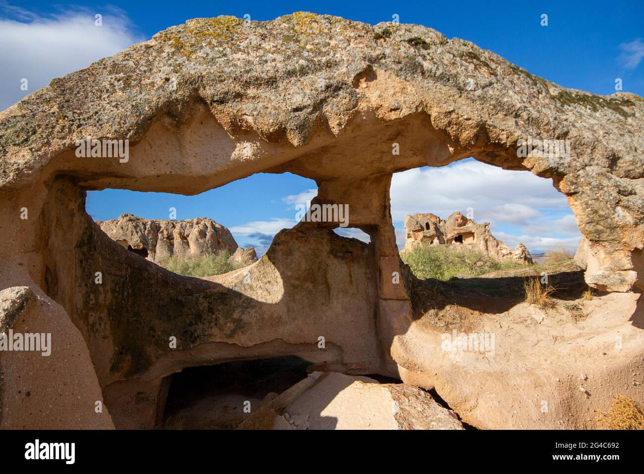 Grotte e formazioni rocciose nel sito noto come Acık Saray, in Cappadocia, Turchia Foto Stock