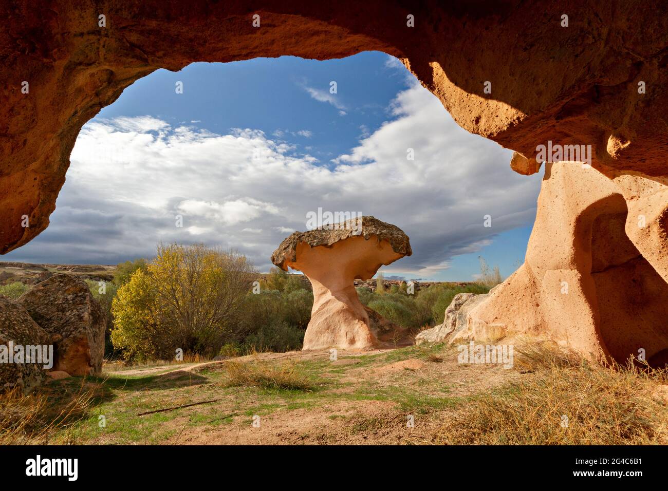 Fungo roccia attraverso la finestra grotta in Cappadocia, Turchia Foto Stock
