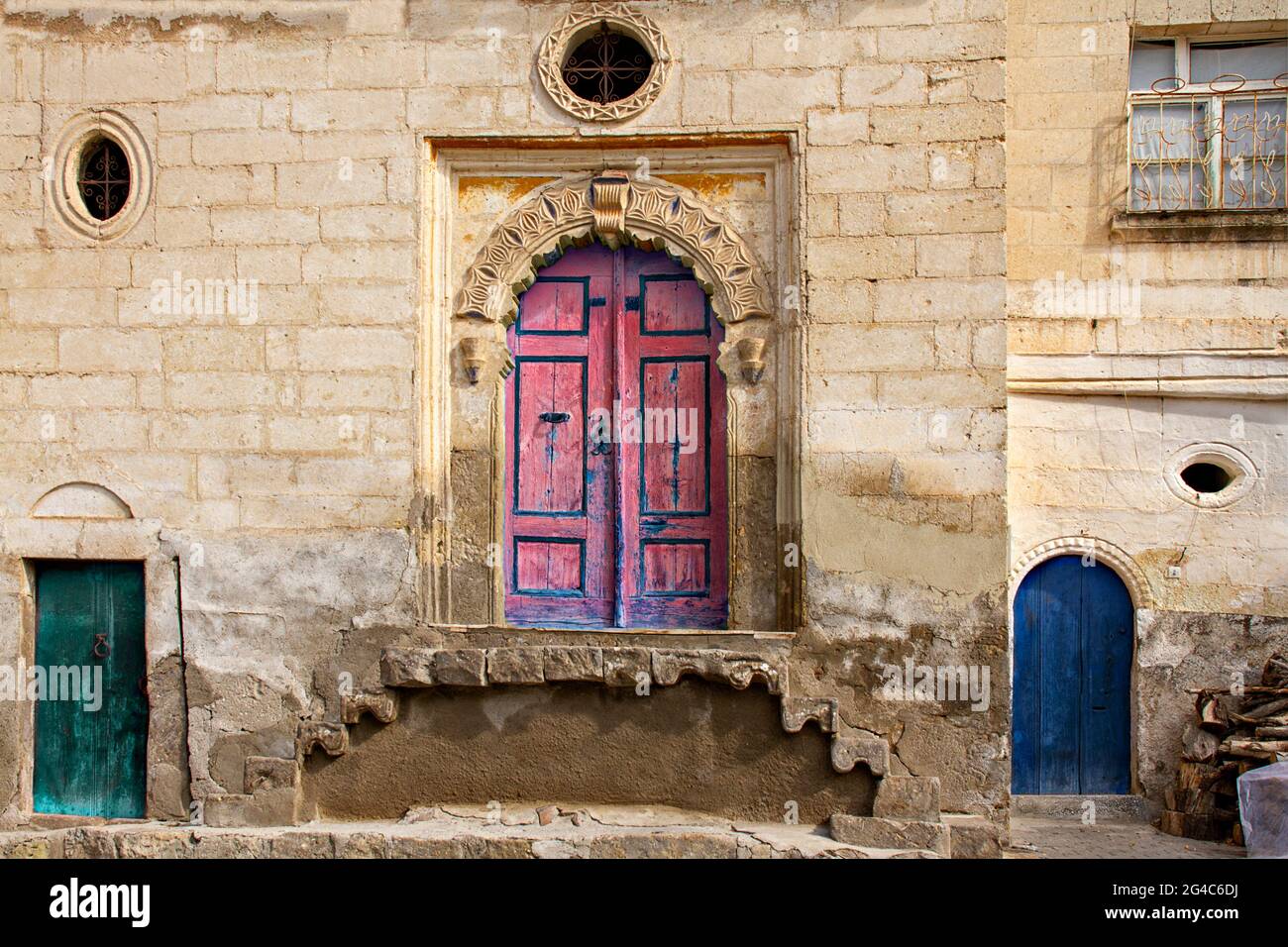 Porte colorate nel centro storico di Mustafapasa, Cappadocia, Turchia Foto Stock