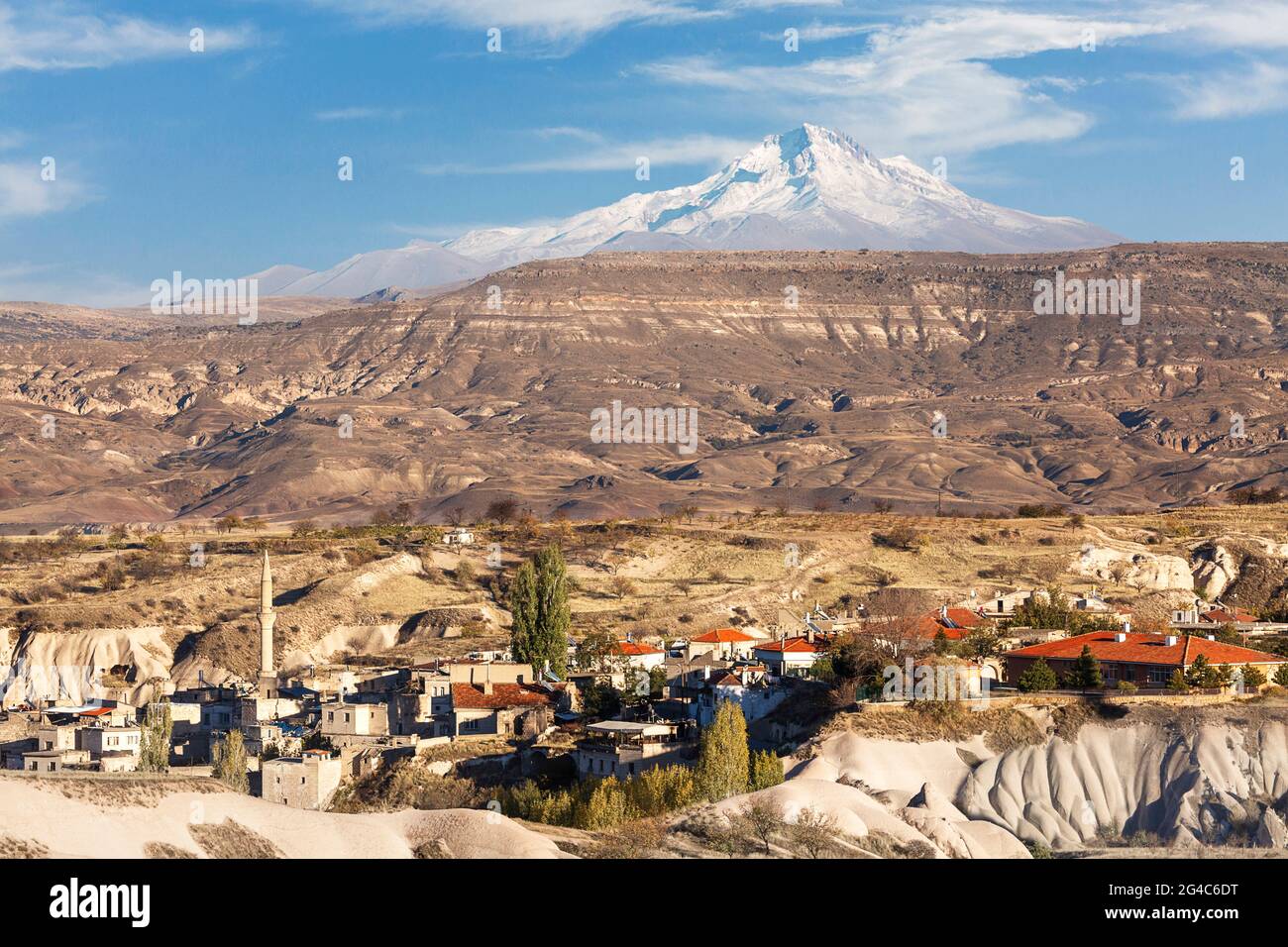 Ibrahim Pasha villaggio con il Vulcano Erciyes sullo sfondo, Cappadocia, Turchia Foto Stock