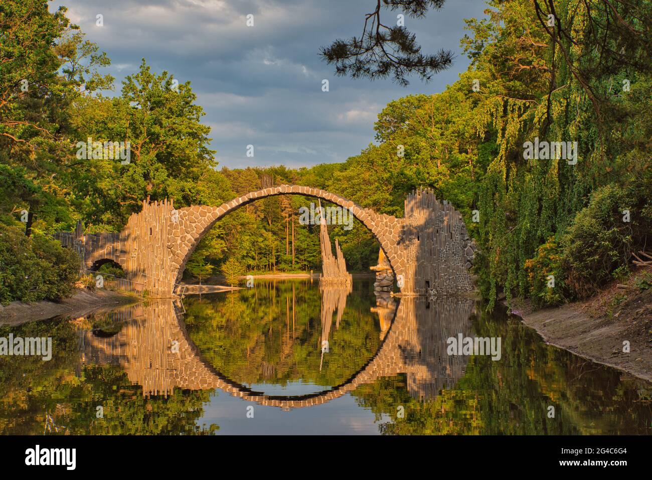 Rakotzbrücke im Rhodendronpark Kromlau a Sachsen. Mystische Teufelsbrücke mit Wasserreflektionen. Foto Stock