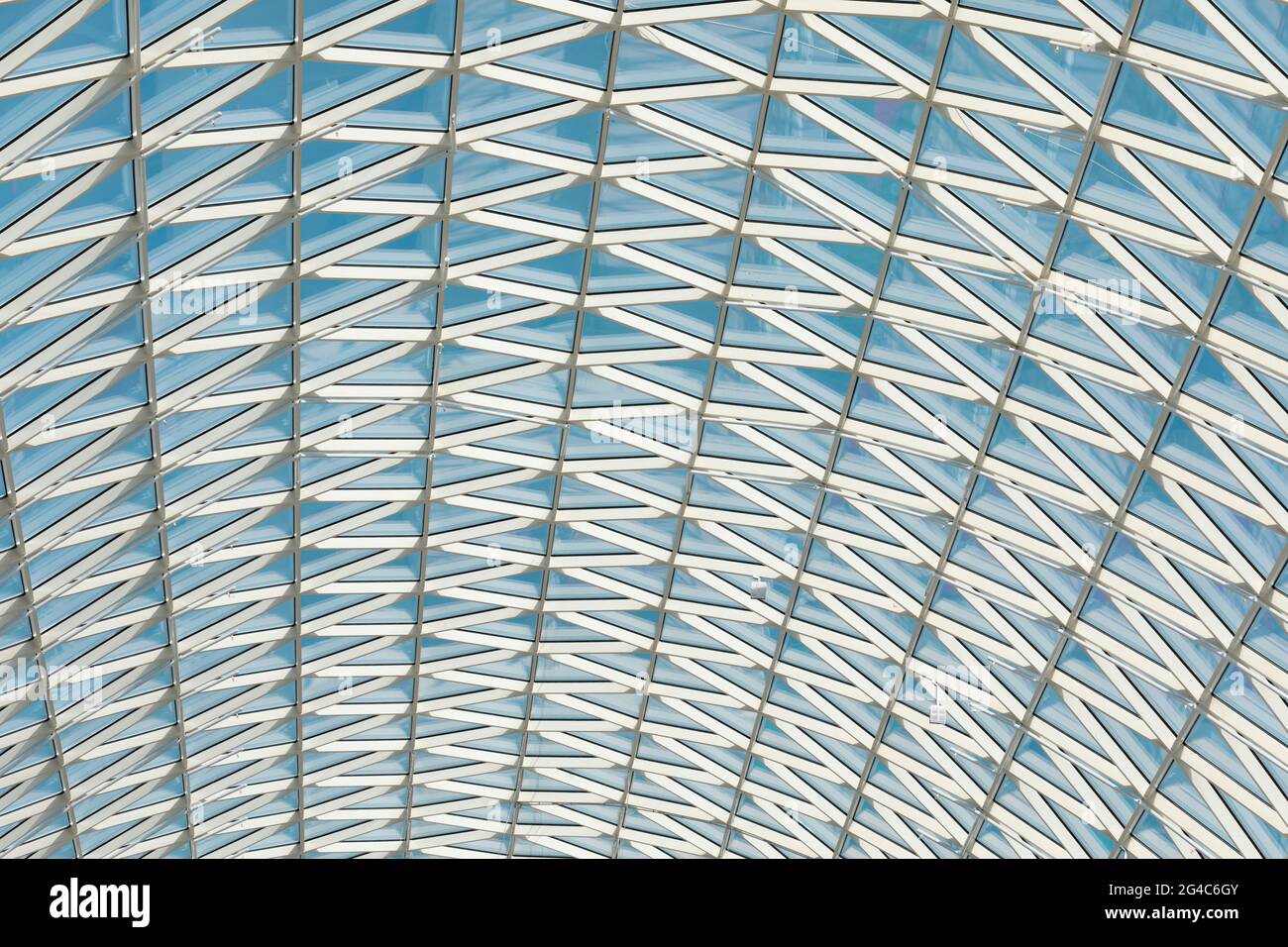 Tetto in vetro di un edificio moderno, realizzato in pezzi triangolari, forme geometriche. Foto Stock