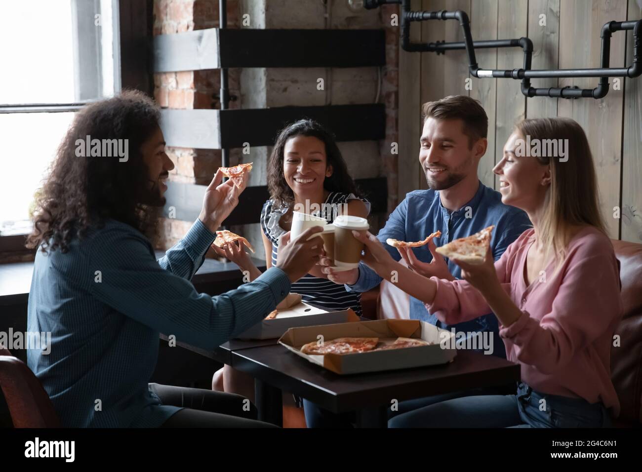 Allegro giovane diversi migliori amici divertirsi nel fine settimana. Foto Stock