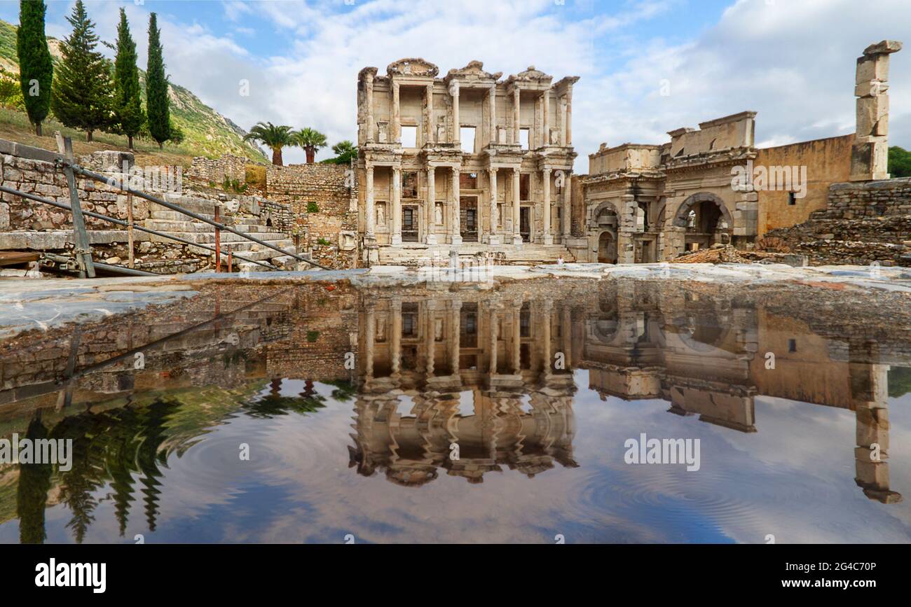 Riflessioni nella pozza della Biblioteca Celso nelle rovine romane di Efeso in Turchia Foto Stock