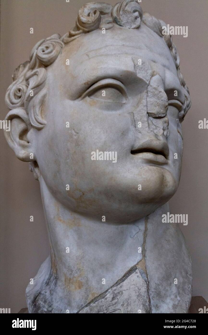 Statua dell'imperatore romano Domiziano nel Museo Archeologico di Efeso, Turchia Foto Stock