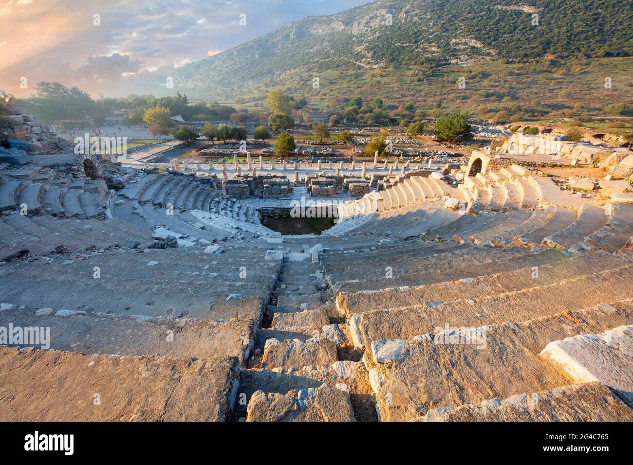 Sedi in marmo del piccolo teatro, conosciuto come Odeon, nelle rovine di Efeso, Selcuk, Turchia Foto Stock
