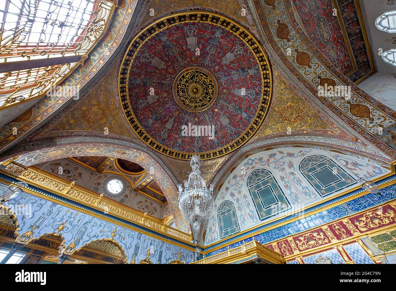 Cupola della Sala Imperiale nella sezione Harem del Palazzo Topkapi, a Istanbul, Turchia Foto Stock