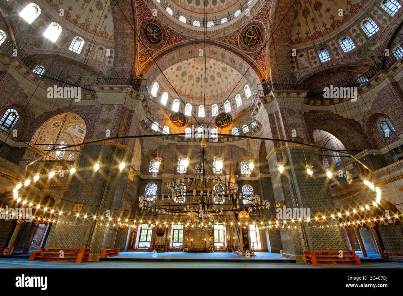 All'interno della Nuova Moschea conosciuta anche come Yeni Cami a Istanbul, Turchia Foto Stock