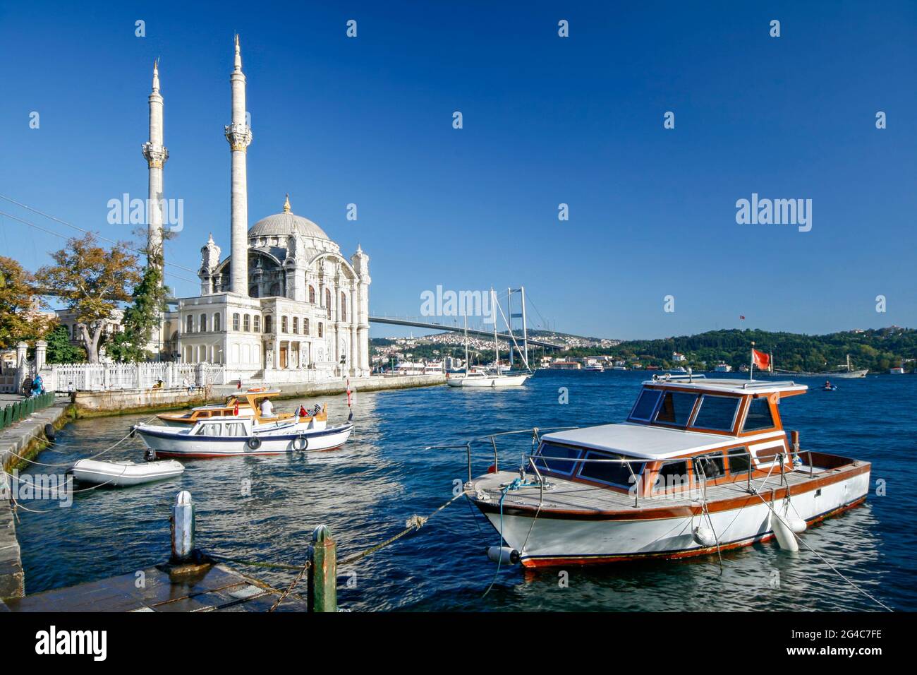 Moschea Ortakoy conosciuta anche come Moschea Mecidiye, con il Ponte Bosforo sullo sfondo, a Istanbul, Turchia Foto Stock